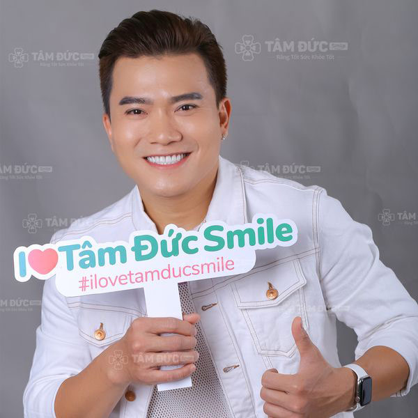 ca sĩ Khang Việt sau khi bọc răng sứ tại nha khoa Tâm Đức Smile