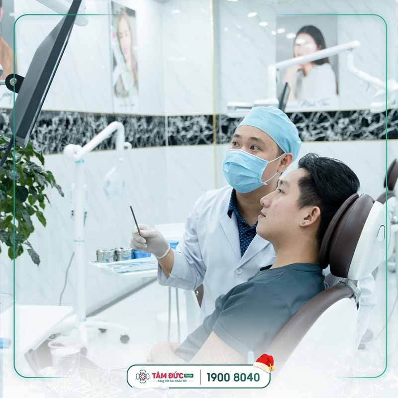 khách hàng được tư vấn trước khi trồng răng implant tại nha khoa tâm đức smile