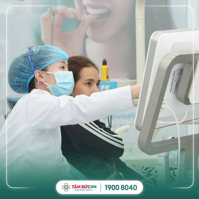 khách hàng được tư vấn trước khi trồng răng implant tại nha khoa tâm đức smile