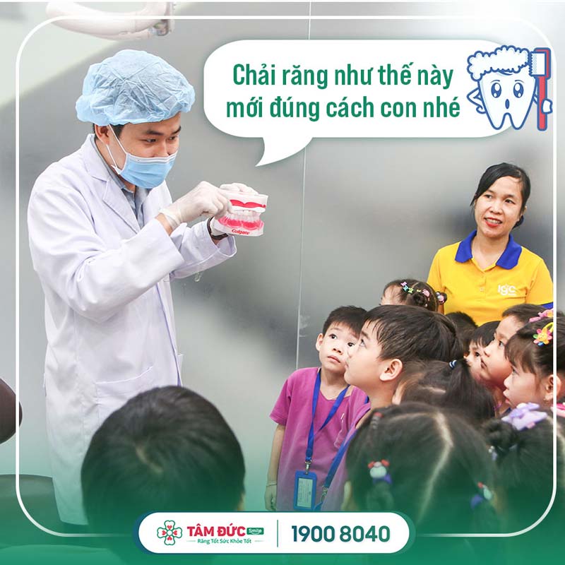 bác sĩ Tâm Đức Smile hướng dẫn trẻ em đánh răng đúng cách