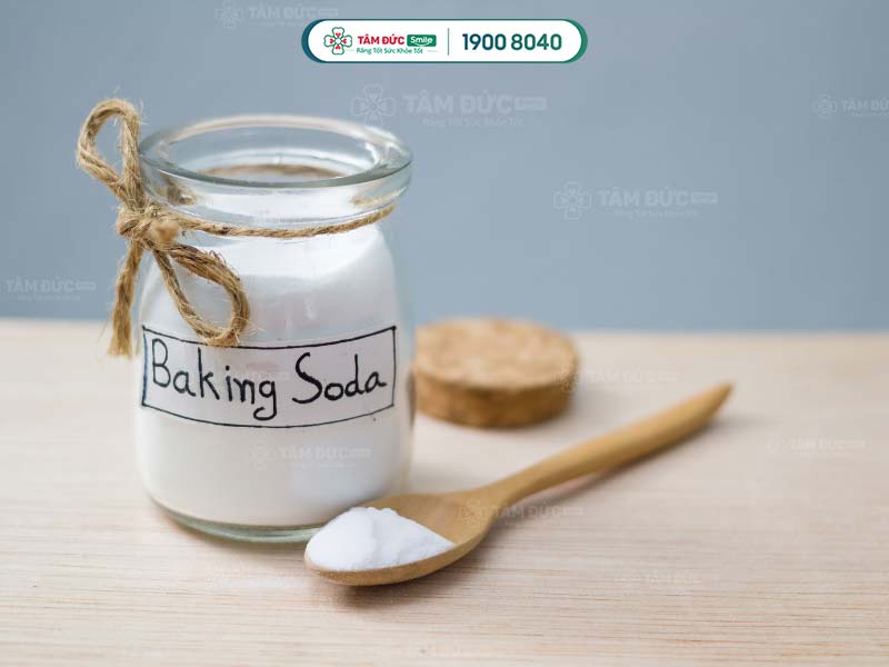 Dùng baking soda làm sạch kẽ răng hàm bị đen