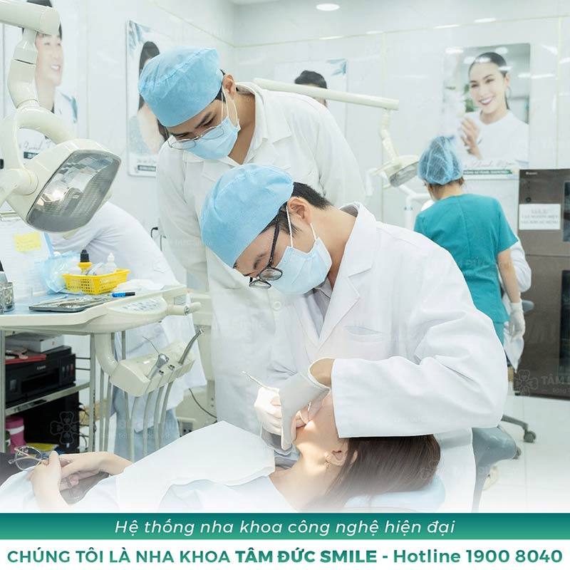 bác sĩ khám răng tại nha khoa Tâm Đức Smile