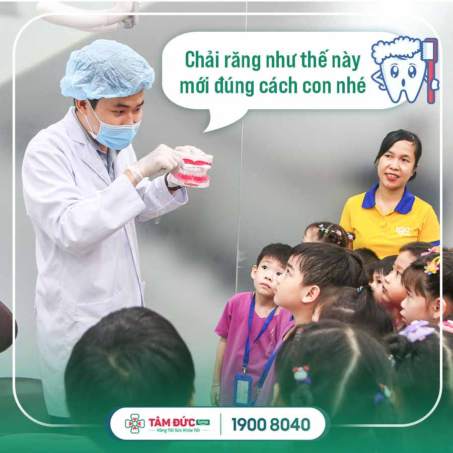 bác sĩ nha khoa Tâm Đức Smile hướng dẫn trẻ cách chăm sóc răng để phòng tránh hôi miệng chảy máu chân răng