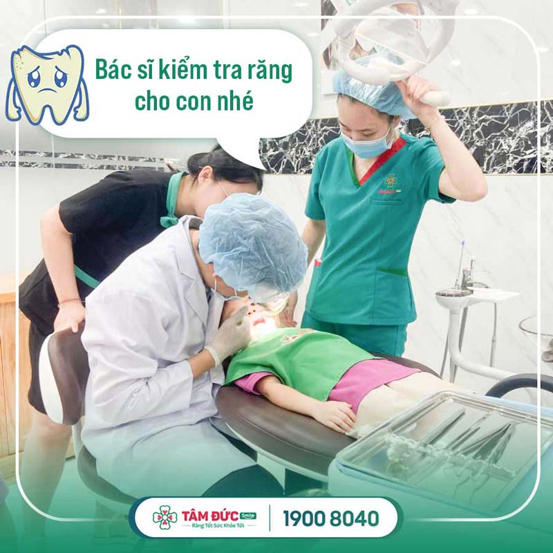 Bác sĩ đang thăm khám cho trẻ tại nha khoa Tâm Đức Smile