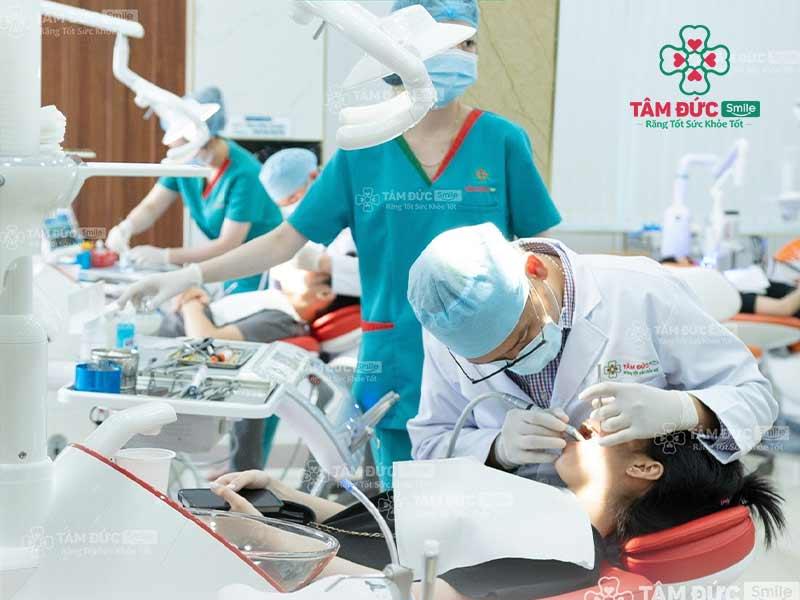 bác sĩ tại nha khoa Tâm Đức Smile đang điều trị cho bệnh nhân