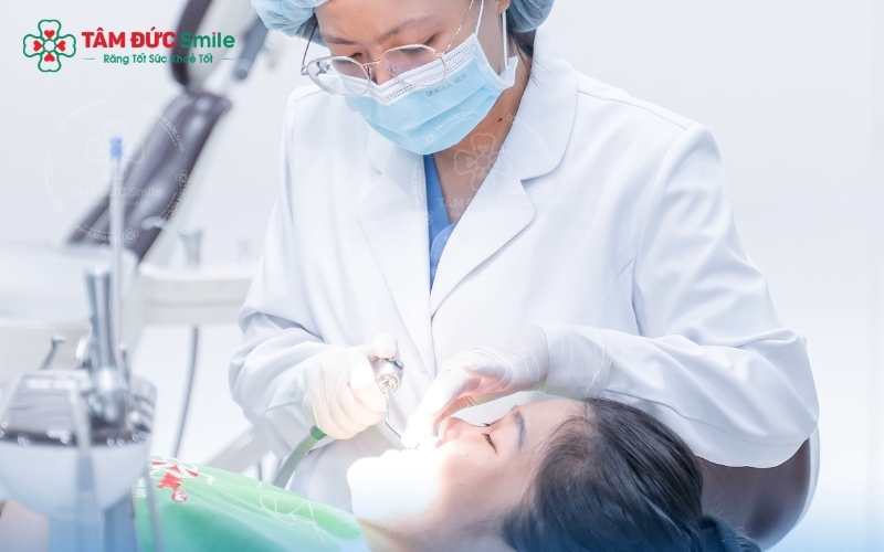 Bác sĩ khuyên sau 18 tuổi, khi xương hàm và răng đã phát triển ổn định hoàn toàn, bạn có thể thực hiện bọc răng sứ để có nụ cười đẹp bền vững.