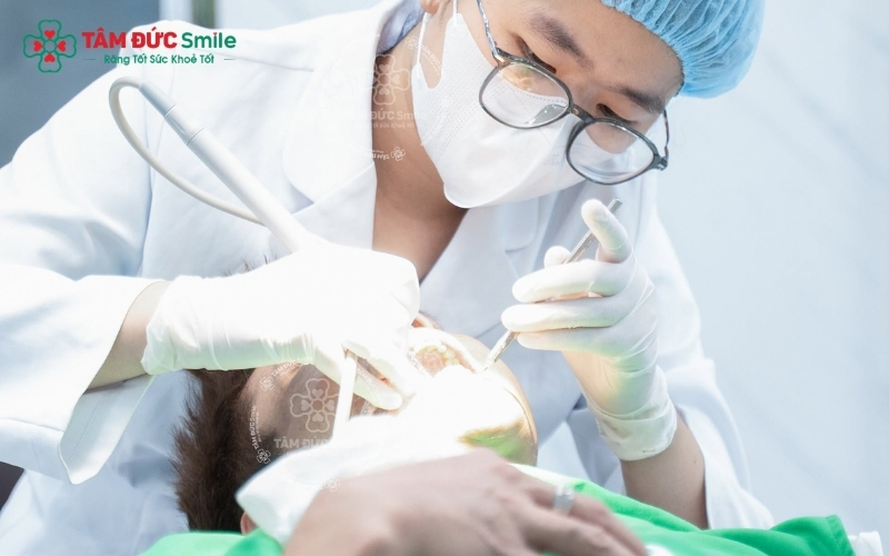 Điều trị tủy và dẫn lưu mủ giúp loại bỏ triệt để nguồn nhiễm trùng, ưu tiên bảo tồn răng thật cho bệnh nhân.