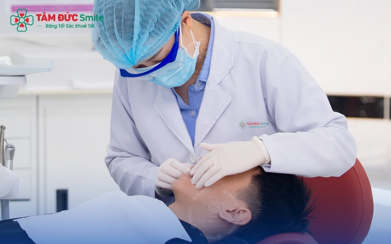 Quy trình bọc răng sâu tại Nha khoa Tâm Đức Smile được thực hiện chuyên nghiệp, bắt đầu từ bước chụp phim kiểm tra kỹ lưỡng chân răng và mô tủy.