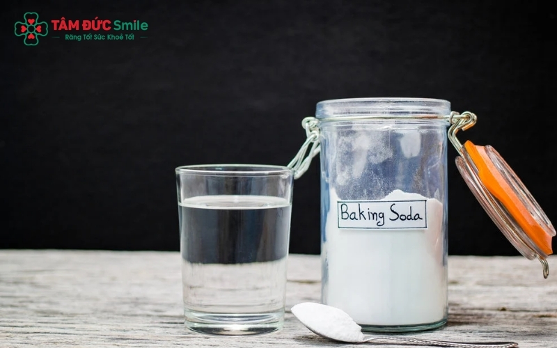 Việc lạm dụng baking soda hoặc chải quá mạnh có thể gây mài mòn men răng, dẫn đến tình trạng ê buốt và nhạy cảm kéo dài.