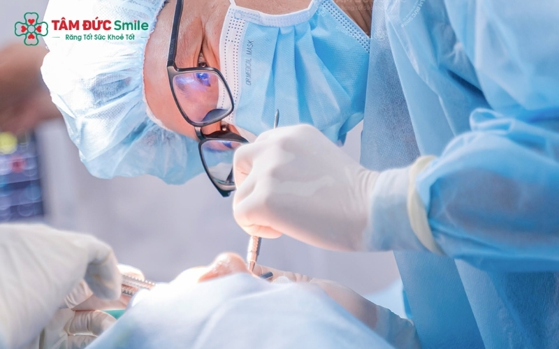 Hãy để bác sĩ đánh giá tình trạng men răng và nguyên nhân gây ố vàng để lựa chọn phương pháp tẩy trắng an toàn, hiệu quả nhất.