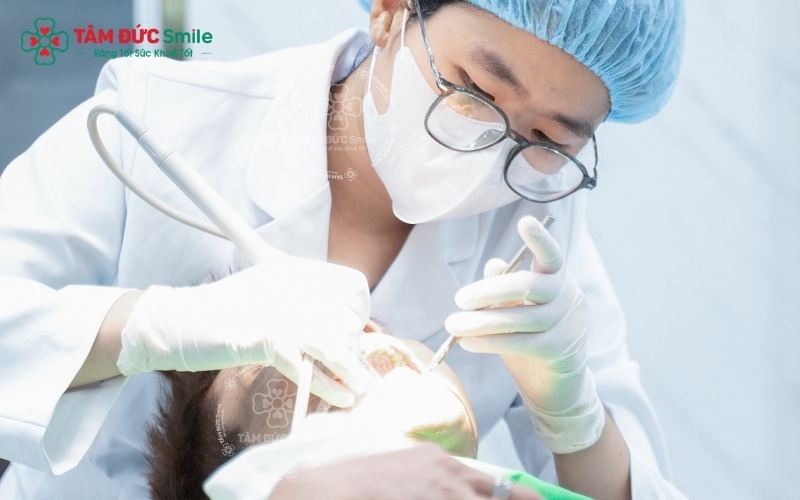 Cao răng là nguyên nhân chính gây viêm nướu, chảy máu chân răng và tụt nướu nếu không được loại bỏ kịp thời.