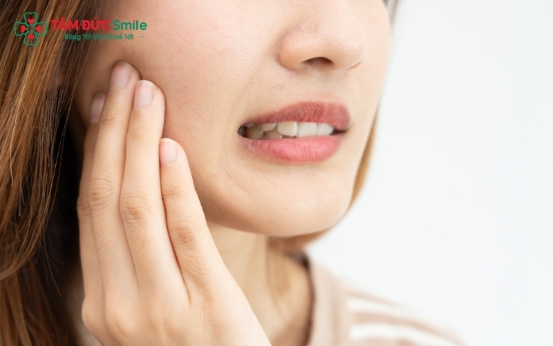 Cảm giác ê buốt nhẹ là hiện tượng bình thường khi nướu đang hồi phục và sẽ nhanh chóng biến mất sau vài ngày