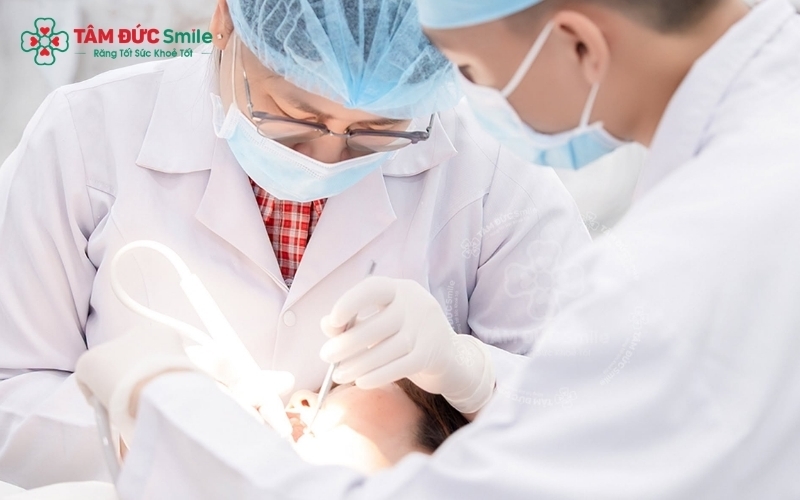 Điều trị chảy máu chân răng tận gốc bằng cách loại bỏ cao răng và làm sạch túi nha chu tại nha khoa.