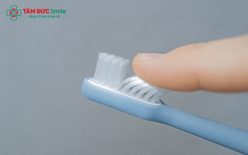 Sử dụng bàn chải lông mềm và chỉ nha khoa giúp làm sạch mảng bám nhẹ nhàng mà không gây thêm tổn thương cho mô nướu.