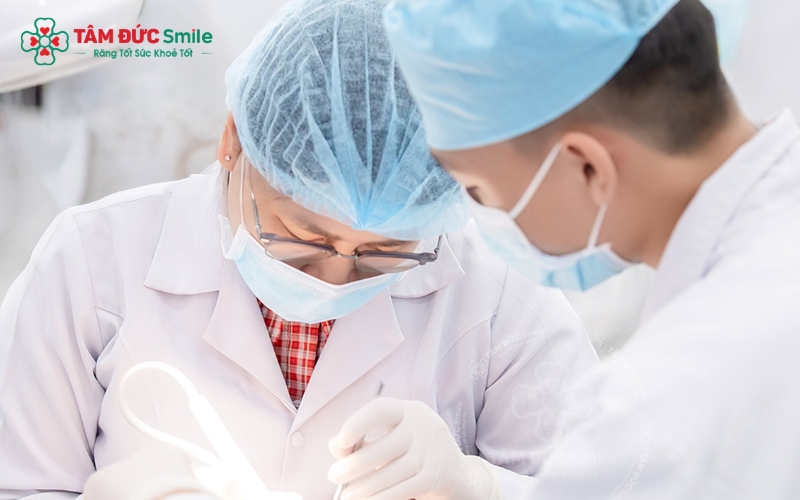 Bác sĩ thực hiện đo và đánh giá tình trạng túi nha chu để xác định hiệu quả lành thương và đưa ra các bước can thiệp chuyên sâu tiếp theo khi cần thiết.