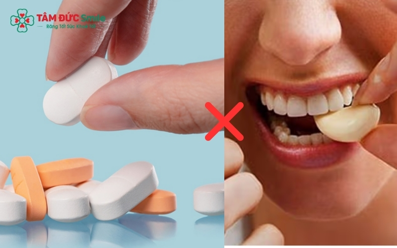 Tuyệt đối không tự ý dùng kháng sinh hoặc áp dụng các mẹo dân gian trực tiếp lên nướu để tránh gây bỏng mô mềm.