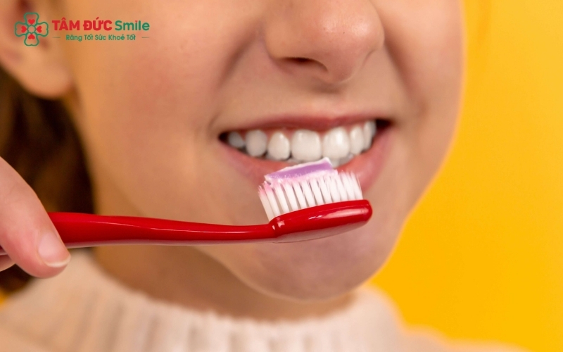 Duy trì thói quen vệ sinh răng miệng đúng cách giúp ngăn ngừa sâu răng và các bệnh lý nướu tái phát.