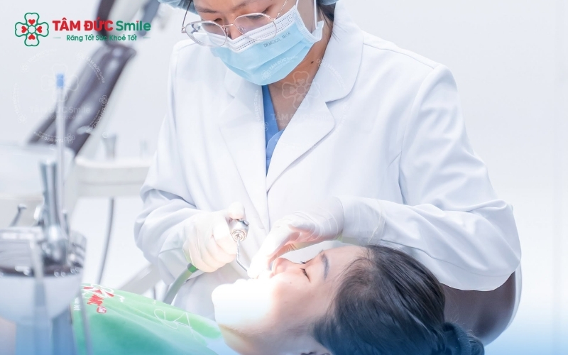 Quy trình lấy cao răng tại Nha khoa Tâm Đức Smile luôn ưu tiên thao tác nhẹ nhàng, tạo tâm lý thoải mái để bé hợp tác tốt nhất.