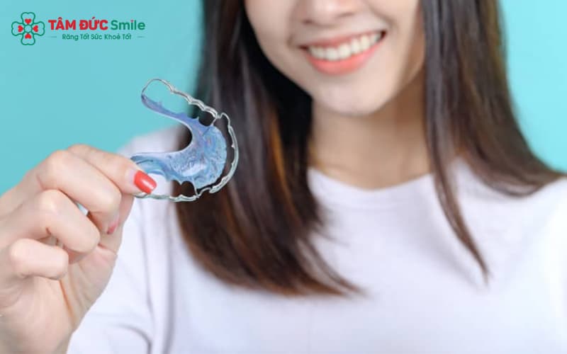 Hàm cố định sau niềng có thể gây khó chịu trong thời gian đầu