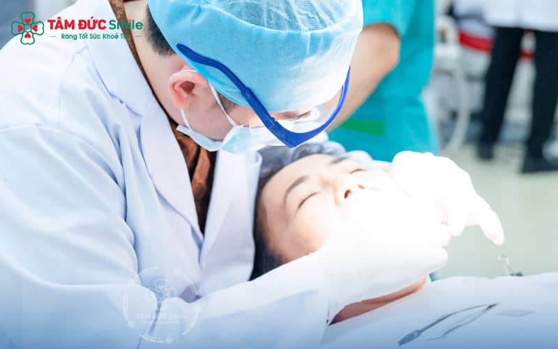 Phương pháp niềng răng mặt trong thường mang lại cảm giác cấn lưỡi, hơi vướng trong giai đoạn đầu