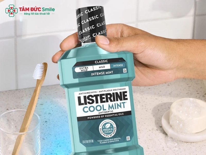 Nước súc miệng Listerine có tốt không? Thành phần, công dụng và cách dùng