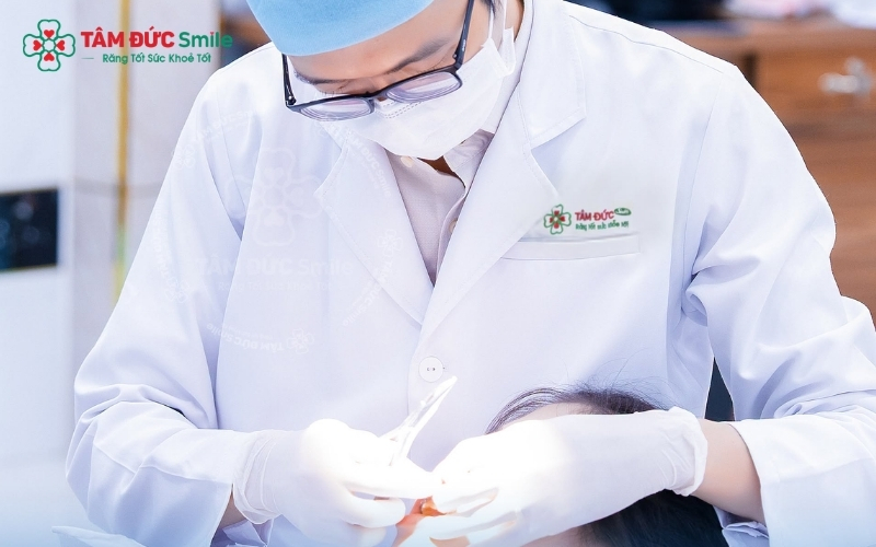 Quy trình điều trị tủy tại Nha khoa Tâm Đức Smile được thực hiện tỉ mỉ với sự hỗ trợ của trang thiết bị hiện đại, giúp làm sạch ống tủy triệt để.
