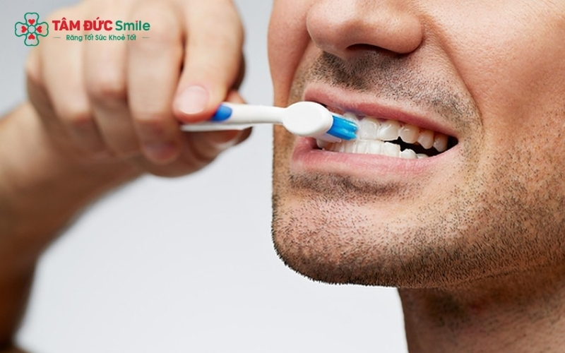 Sử dụng bàn chải lông mềm và kem đánh răng chuyên dụng giúp đóng các ống ngà, giảm cảm giác ê buốt.