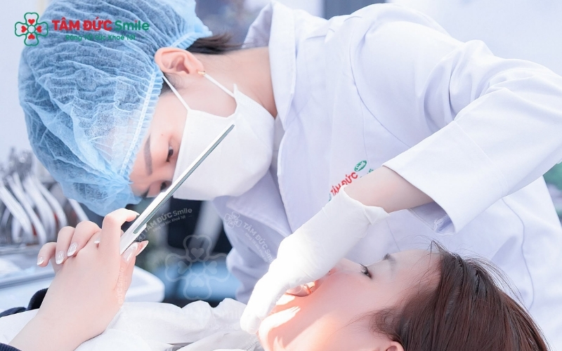 Quy trình trám răng tại Tâm Đức Smile diễn ra nhẹ nhàng, không gây đau, giúp bạn lấy lại sự tự tin cho nụ cười.