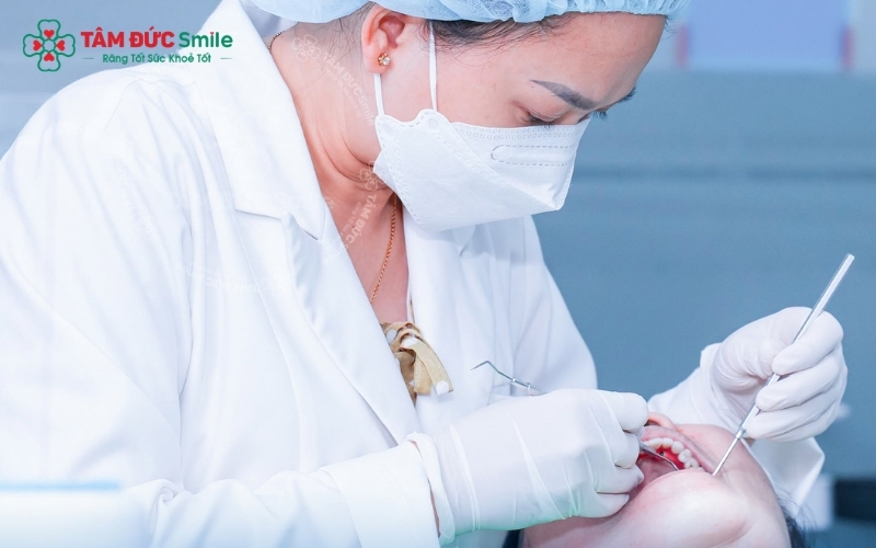 Quy trình trám răng tại Nha khoa Tâm Đức Smile tuân thủ tiêu chuẩn y khoa, tỉ mỉ trong từng khâu để đảm bảo miếng trám bền đẹp.