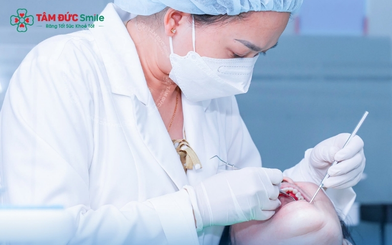 Quá trình chiếu đèn quang trùng hợp giúp miếng trám bám dính cực chắc vào cấu trúc răng thật.