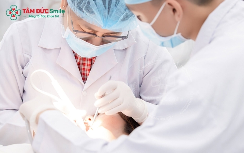 Với sự hỗ trợ của thuốc tê hiện đại và kỹ thuật chuyên môn, quy trình nhổ răng khôn diễn ra nhanh chóng, giảm thiểu tối đa cảm giác đau.