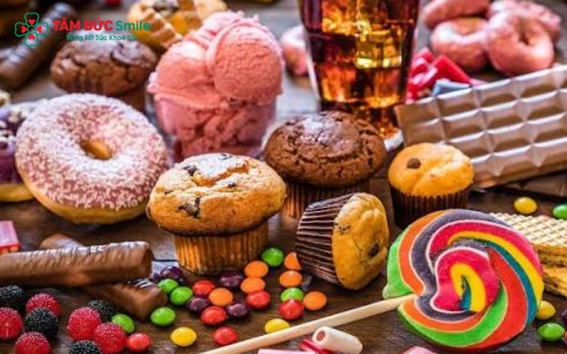 Mảng bám và vi khuẩn kết hợp với đường/tinh bột tạo ra axit phá hủy men răng – nguyên nhân chính gây sâu răng.
