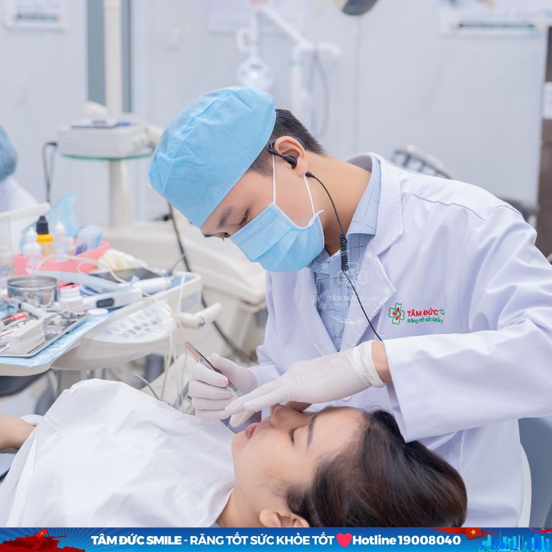 Bác sĩ tại Nha khoa Tâm Đức Smile kiểm tra men răng, nướu răng và mức độ răng nhiễm màu trước khi chỉ định tẩy trắng răng.