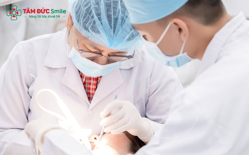 Xử lý triệt để sâu răng và cao răng là bước bắt buộc để đảm bảo quy trình tẩy trắng diễn ra an toàn, không đau buốt.