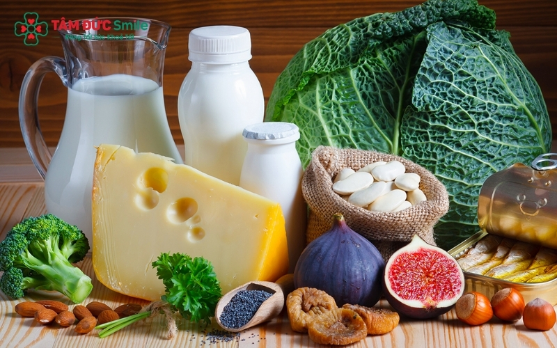 Bổ sung thực phẩm giàu canxi, chất xơ và uống đủ nước lọc giúp răng chắc khỏe, trung hòa môi trường axit trong khoang miệng.