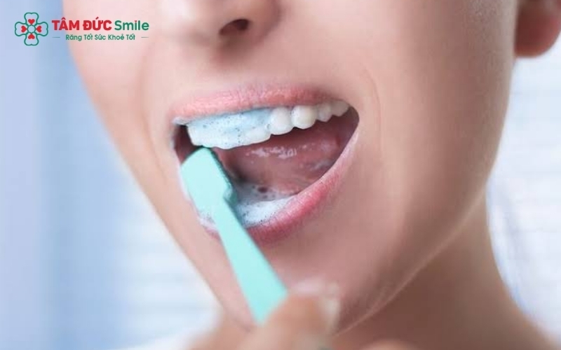 Vệ sinh răng miệng đúng cách với chỉ nha khoa, tăm nước và cạo lưỡi là nền tảng quan trọng để kiểm soát hơi thở mỗi ngày.