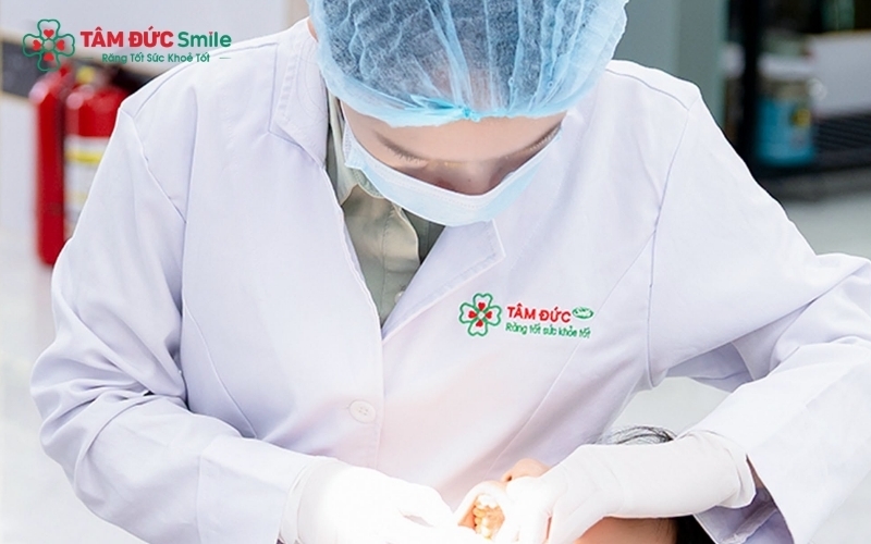 Cạo vôi răng và điều trị bệnh lý nha chu tại phòng khám là phương pháp hiệu quả nhất để loại bỏ triệt để mùi hôi miệng.