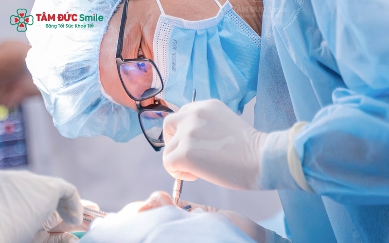 Quy trình cấy ghép Implant tại Nha khoa Tâm Đức Smile tuân thủ nghiêm ngặt các bước vô trùng và kỹ thuật chuẩn xác, đảm bảo an toàn tối đa cho khách hàng