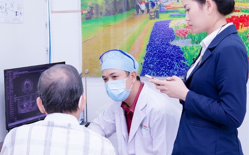 Người cao tuổi vẫn có thể trồng răng Implant nếu sức khỏe ổn định và được bác sĩ kiểm soát tốt các bệnh nền