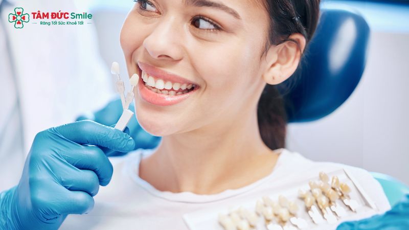 Bọc răng sứ giúp cải thiện thẩm mỹ và chức năng ăn nhai.