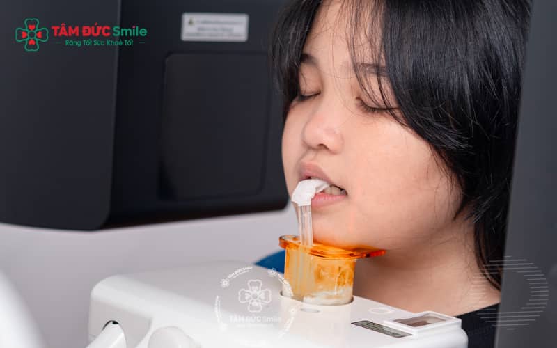 Trong vài ngày đầu sau khi niềng, bé có thể trải qua cảm giác căng tức và khó chịu nhẹ