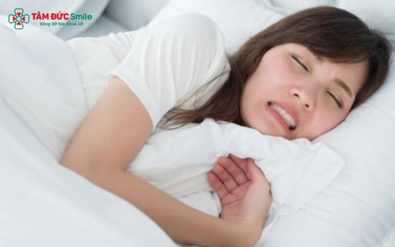 Tránh thói quen nghiến răng khi ngủ để hạn chế răng dịch chuyển sau tháo niềng