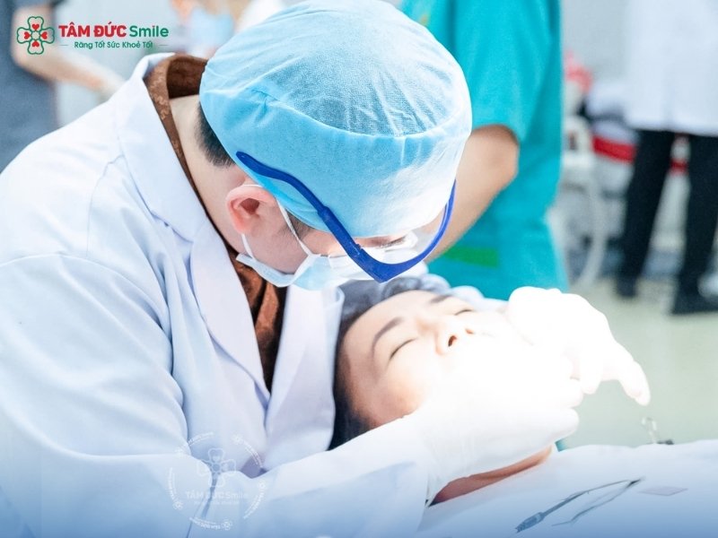 tai-kham-sau-khi-trong-implant-1