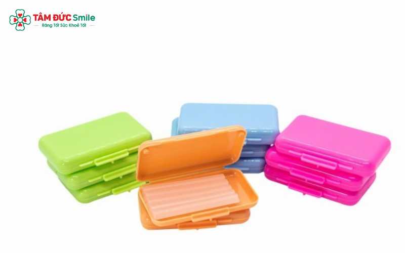 Sáp nha khoa giúp giảm cảm giác khó chịu từ dây cung và mắc cài