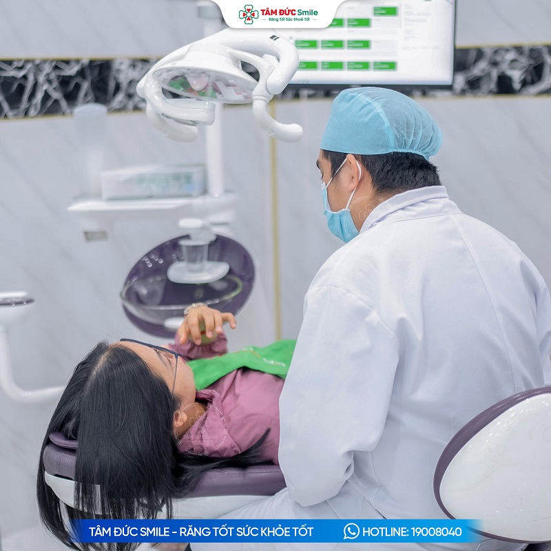 Bác sĩ thăm khám và chụp X-quang khi cần để đánh giá mức độ tổn thương trước khi trám răng
