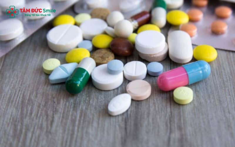 Để kiểm soát tình trạng viêm, bác sĩ sẽ kê kháng sinh và thuốc kháng viêm