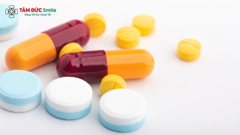 Sử dụng thuốc đúng chỉ định của bác sĩ giúp kiểm soát sưng đau và hỗ trợ vết thương hồi phục thuận lợi.