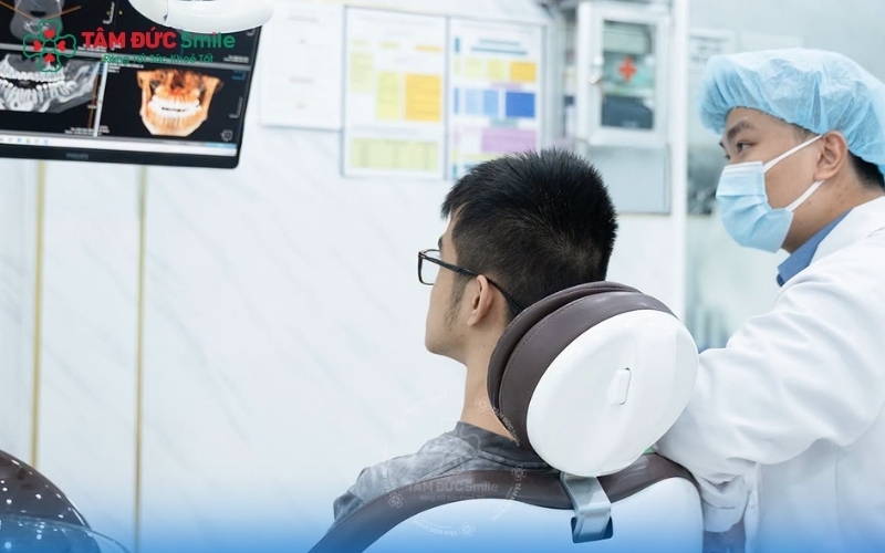 Bác sĩ tại Nha khoa Tâm Đức Smile tư vấn chi tiết về chi phí dựa trên phác đồ điều trị cá nhân hóa