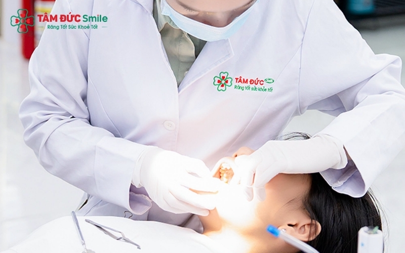Bác sĩ tại Nha khoa Tâm Đức Smile tư vấn loại sứ phù hợp với vị trí răng và màu sắc răng thật của bạn