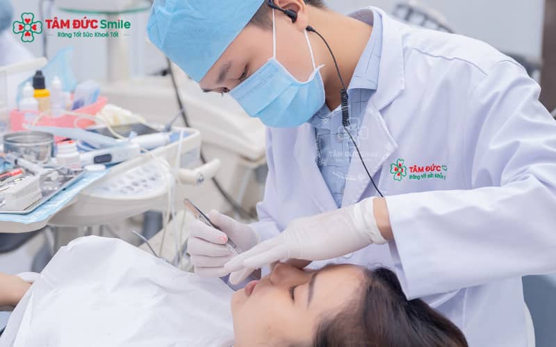 Quá trình kiểm tra tổng quát khoang miệng giúp bác sĩ xác định mức độ hình thành vôi răng